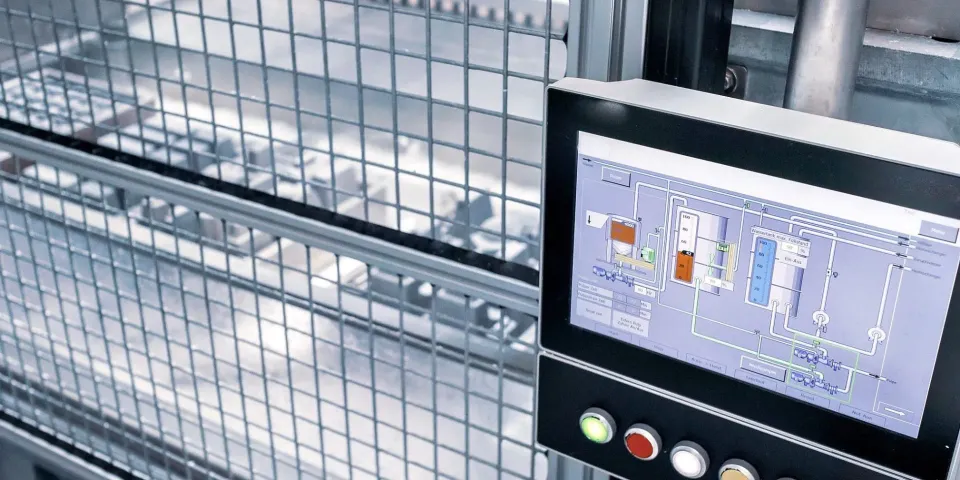 Molded fiber production: vacuum forming and wet fiber on molds